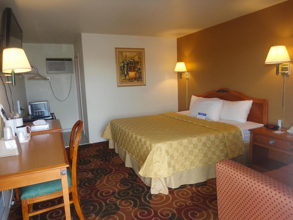 King Room - Non-Smoking interior